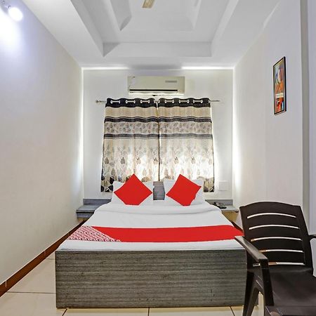 Hotel Velvet Rajkot Esterno foto