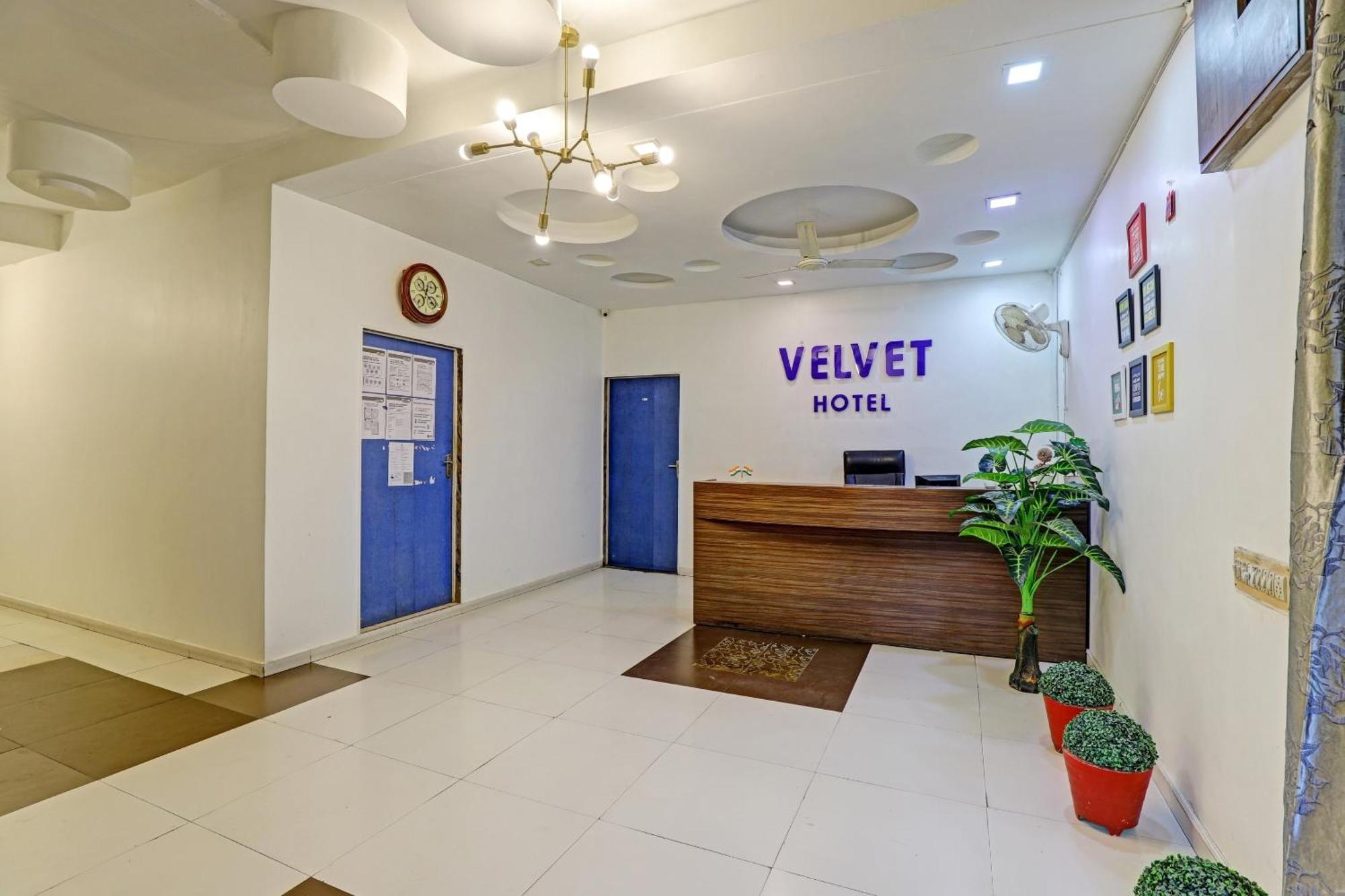 Hotel Velvet Rajkot Esterno foto