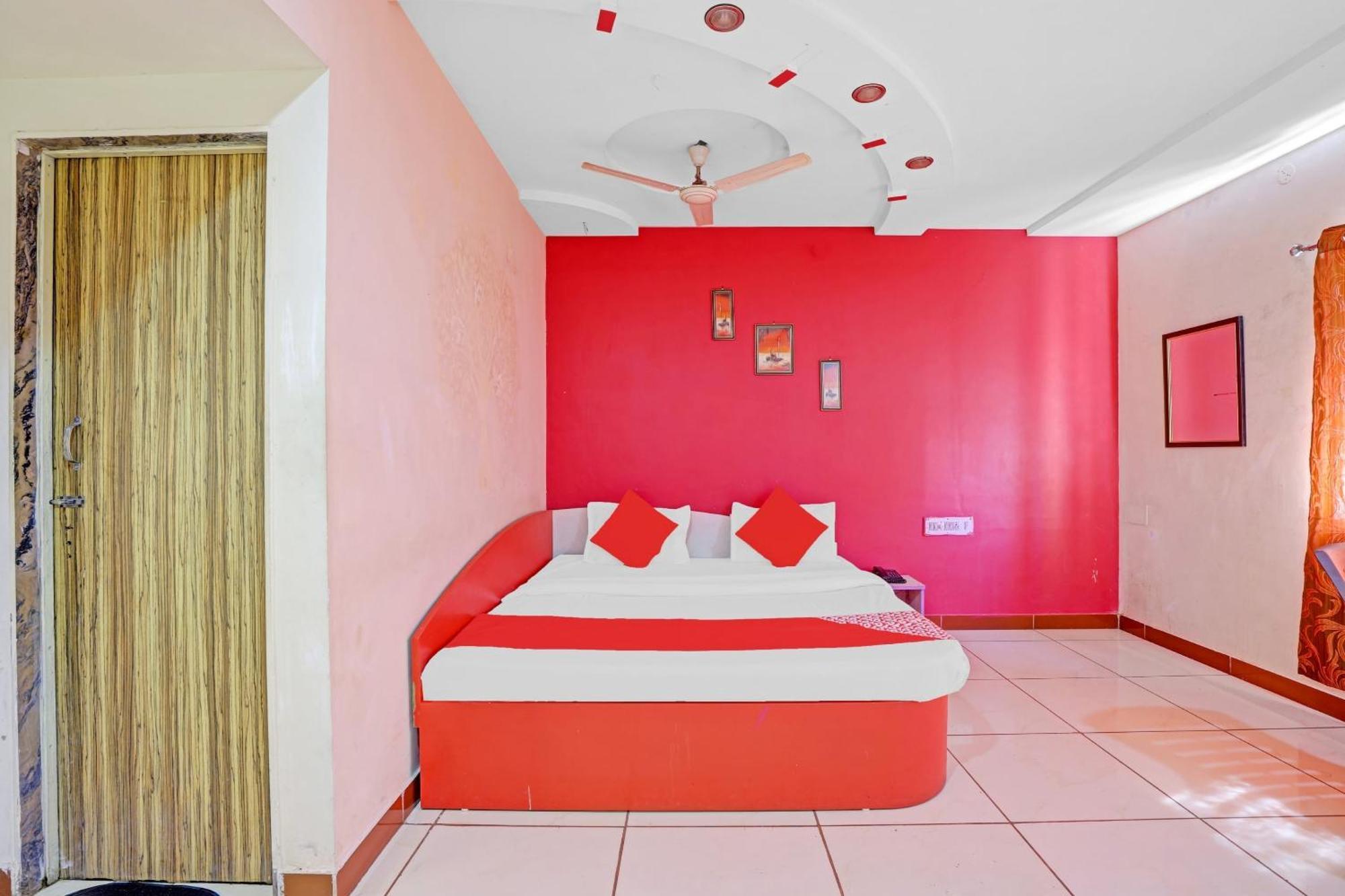 Hotel Velvet Rajkot Esterno foto