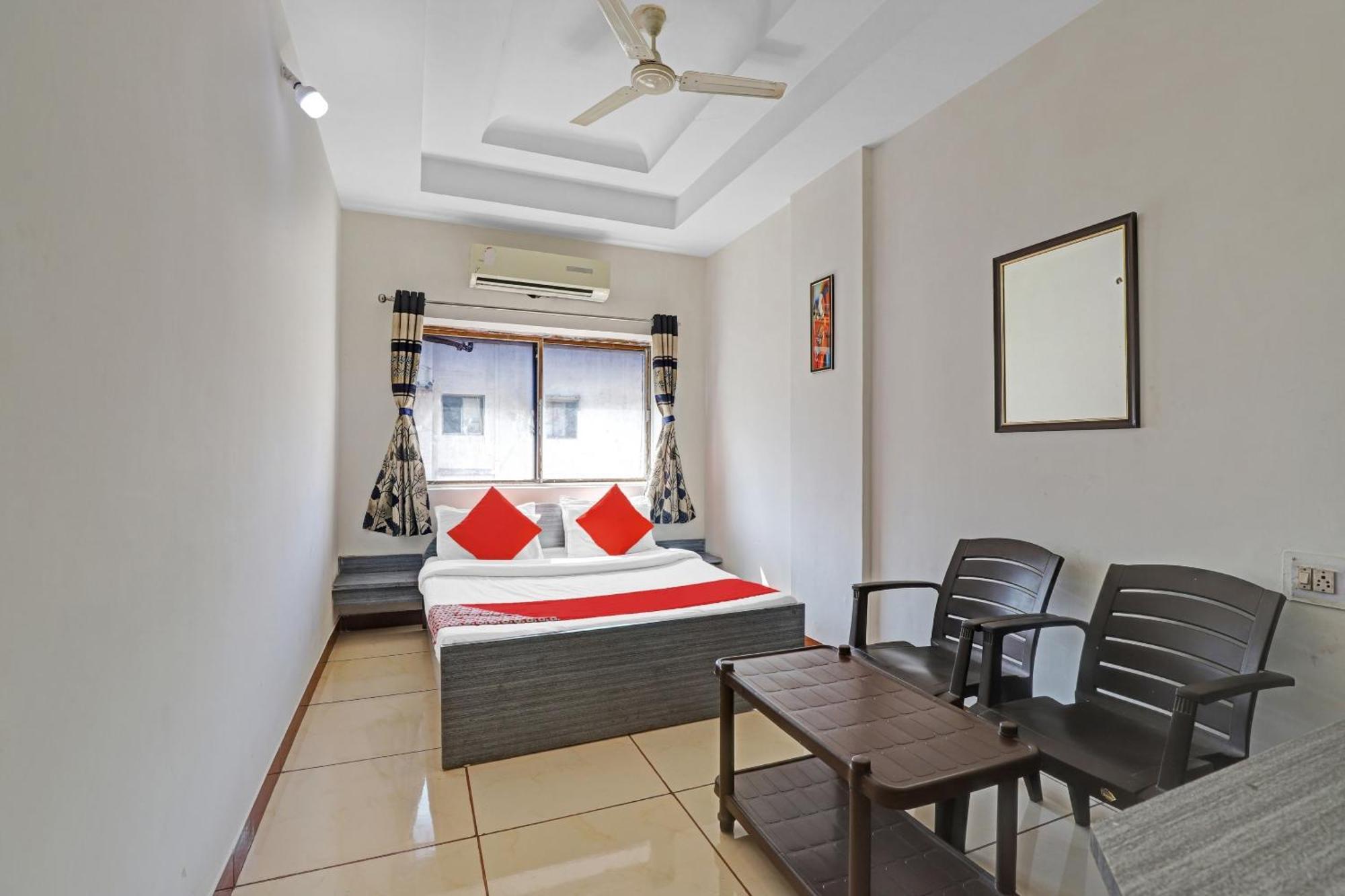 Hotel Velvet Rajkot Esterno foto