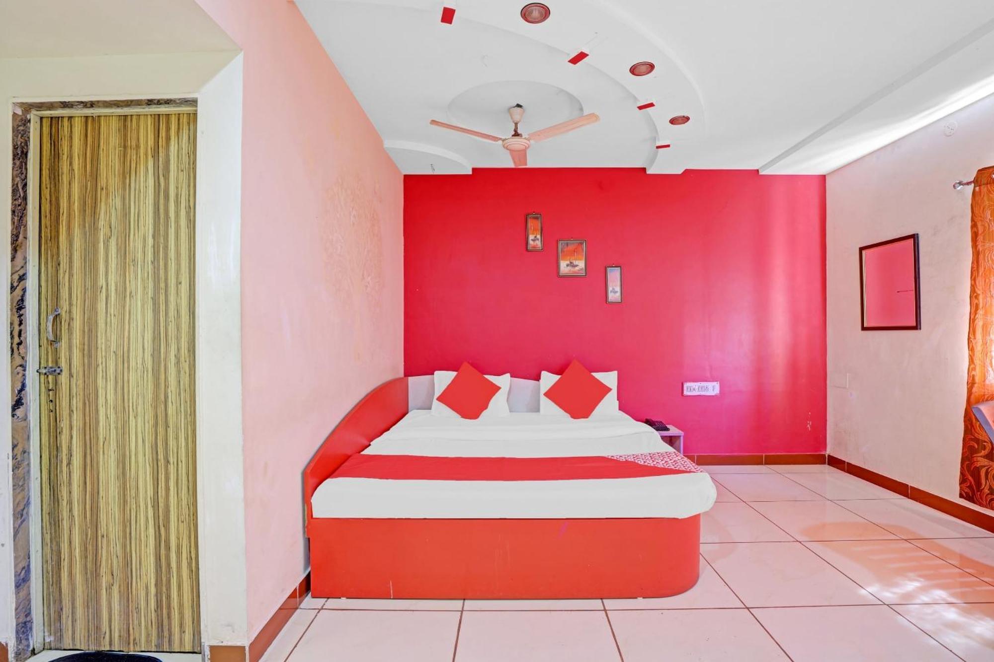 Hotel Velvet Rajkot Esterno foto