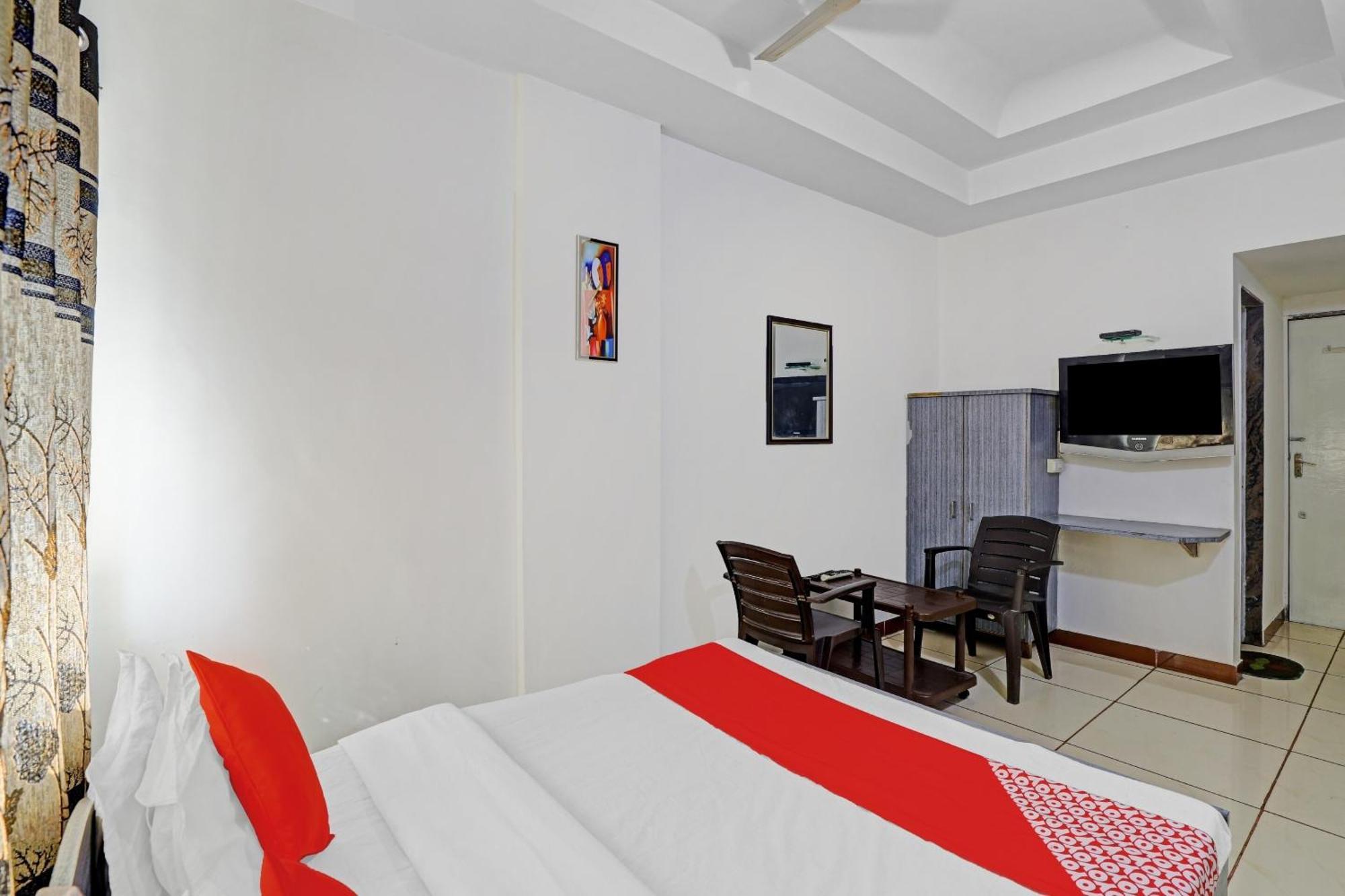 Hotel Velvet Rajkot Esterno foto