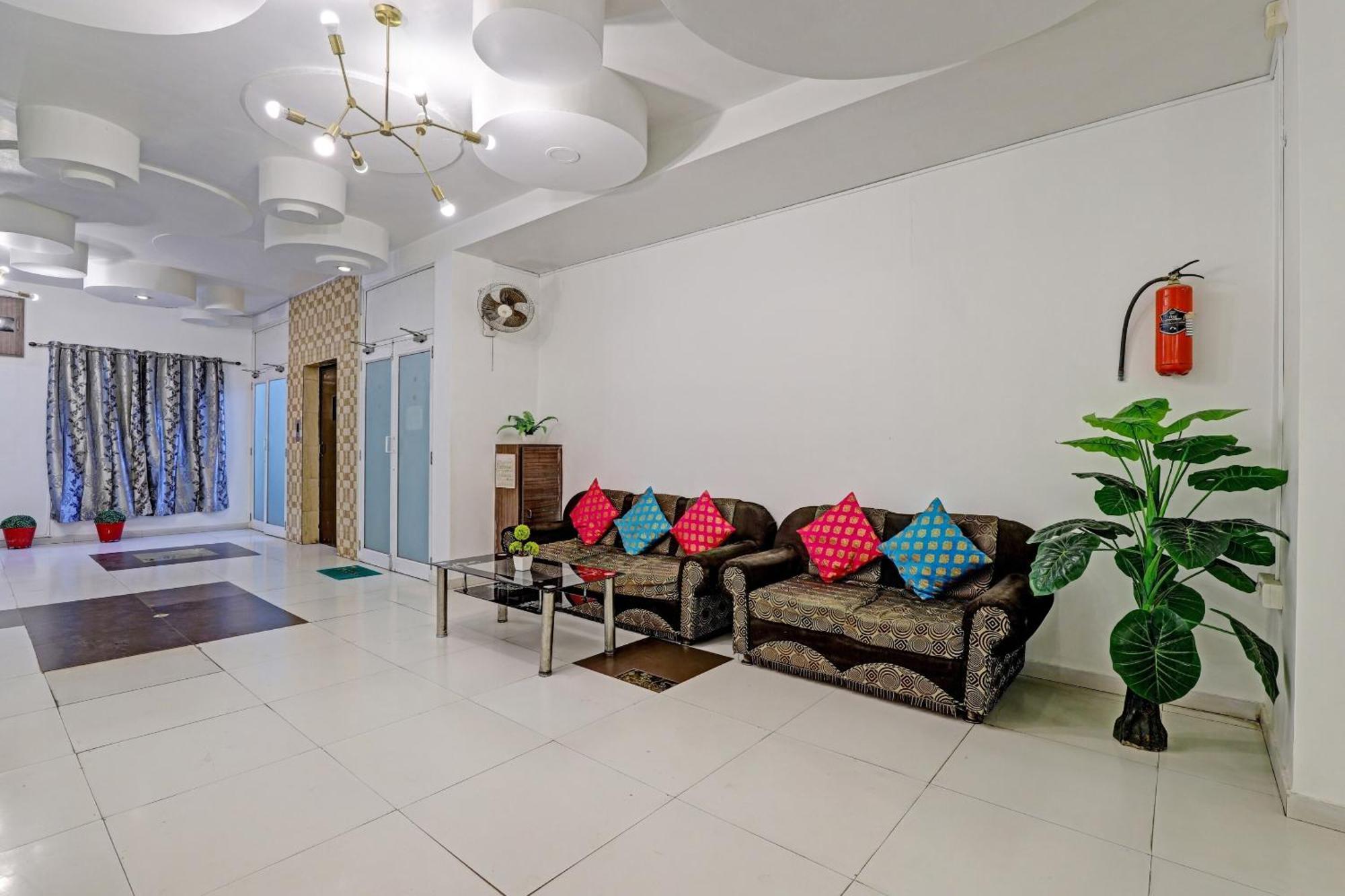 Hotel Velvet Rajkot Esterno foto