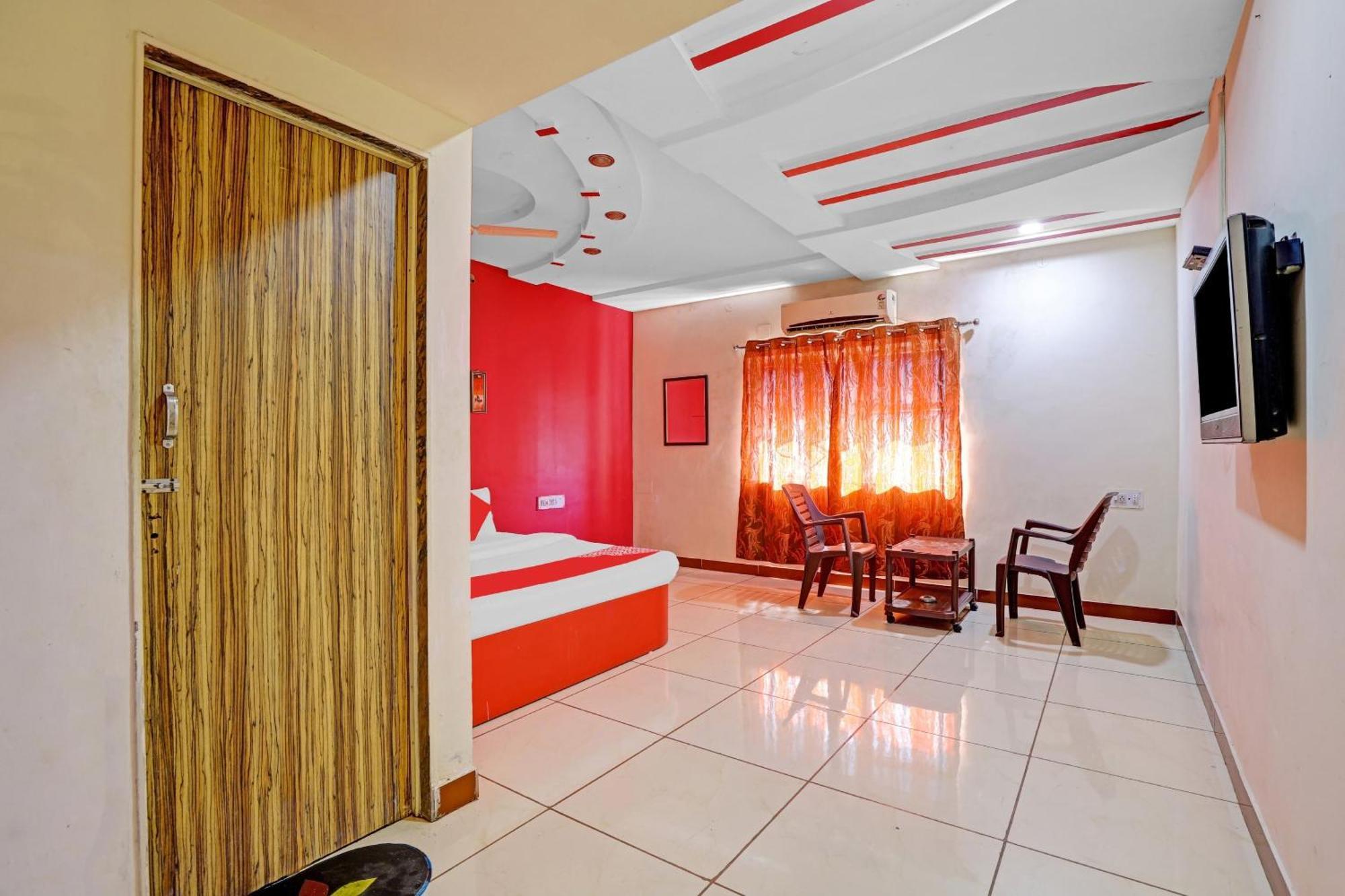 Hotel Velvet Rajkot Esterno foto