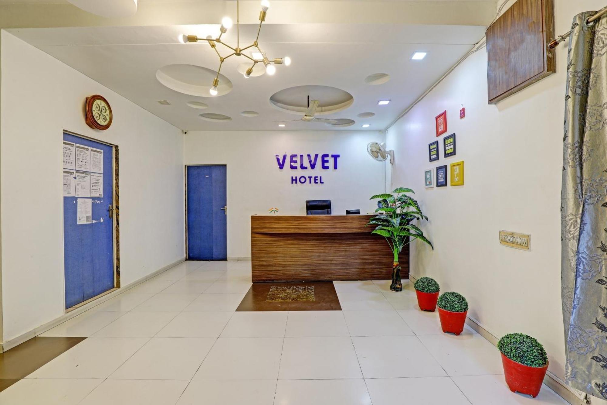 Hotel Velvet Rajkot Esterno foto