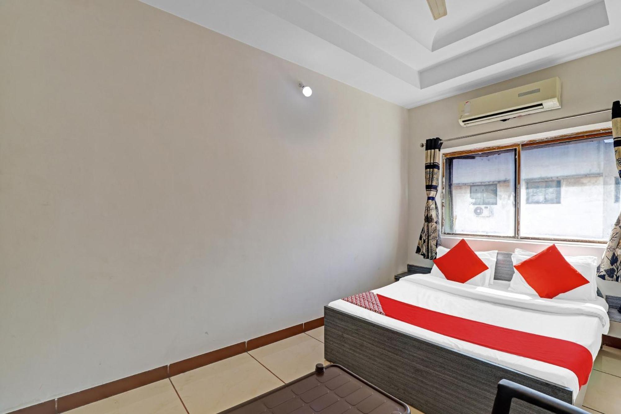 Hotel Velvet Rajkot Esterno foto