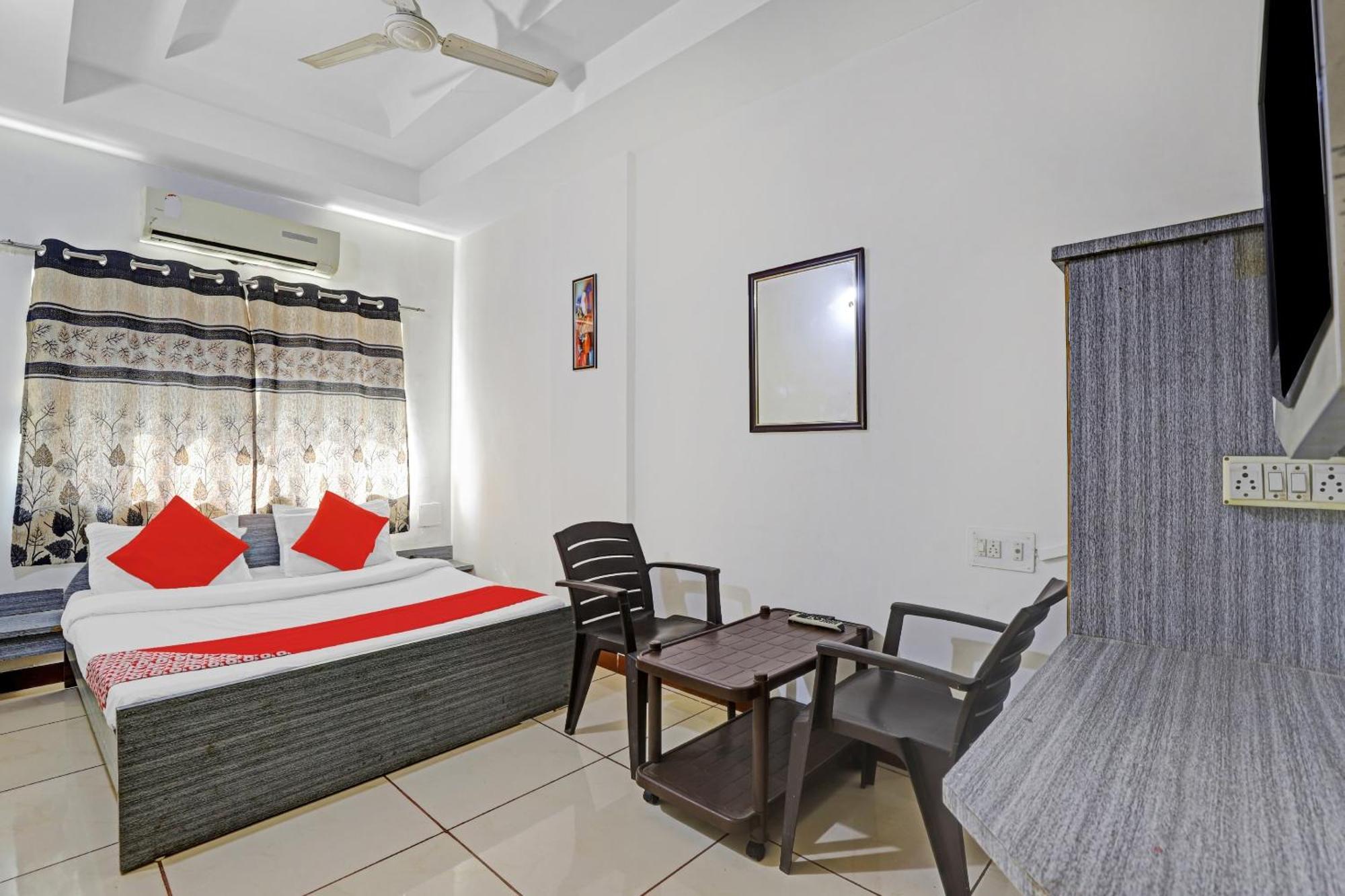 Hotel Velvet Rajkot Esterno foto