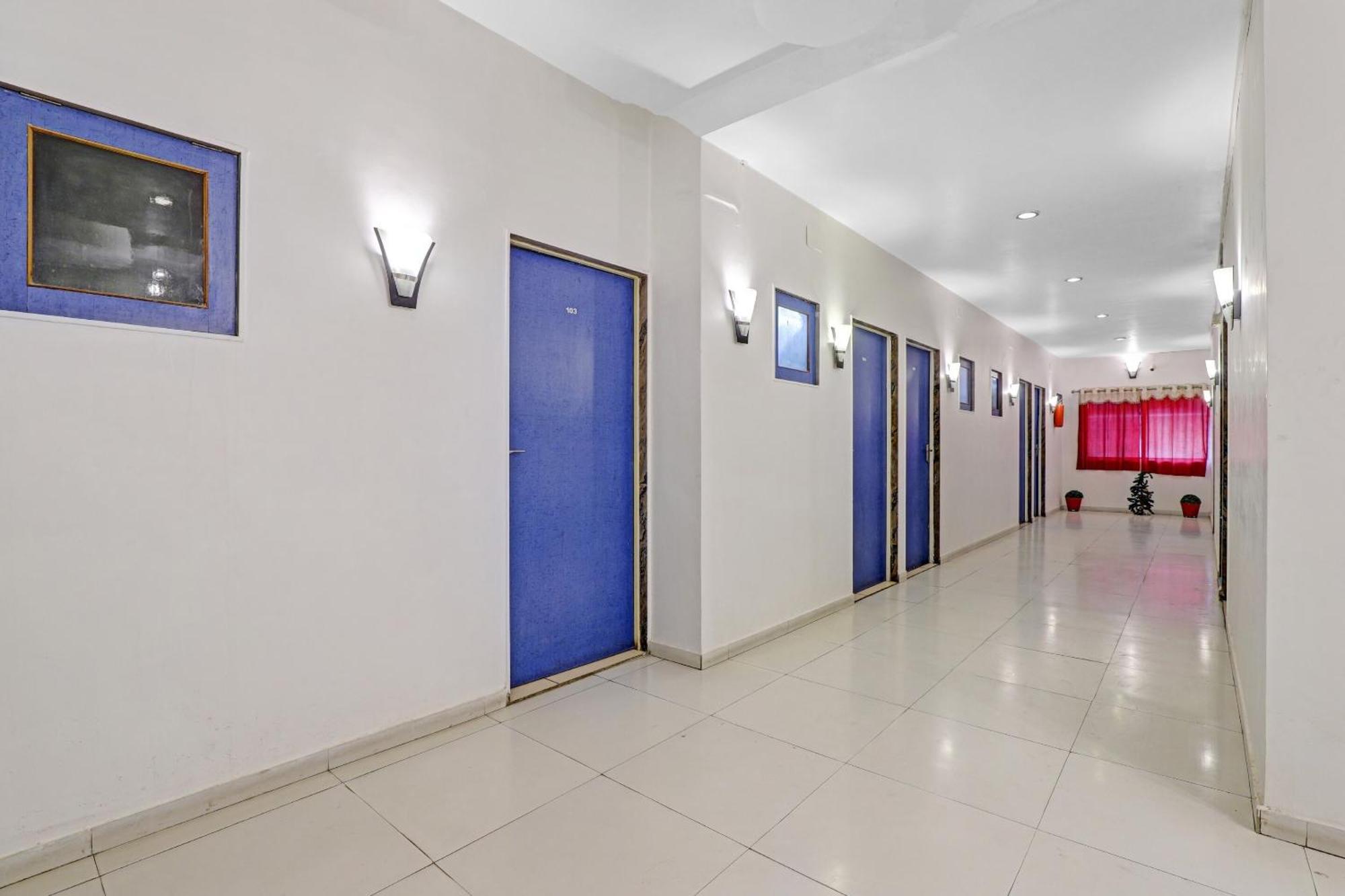 Hotel Velvet Rajkot Esterno foto