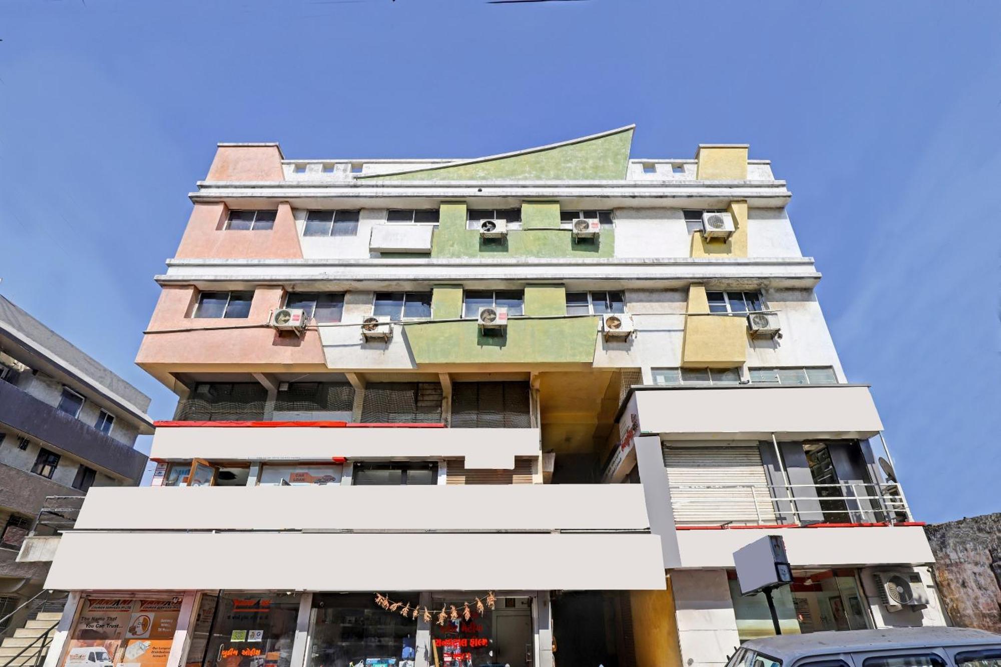 Hotel Velvet Rajkot Esterno foto