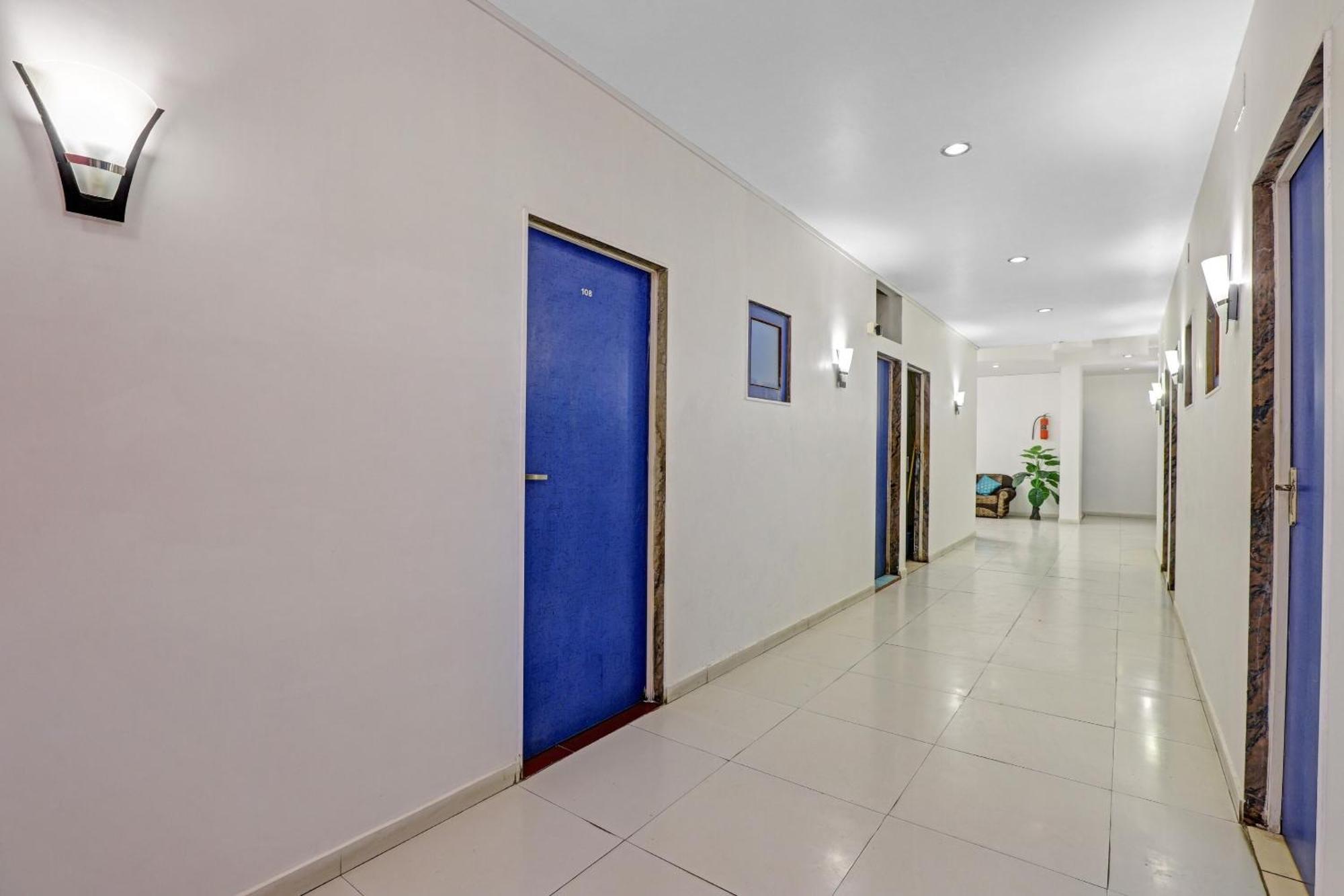 Hotel Velvet Rajkot Esterno foto