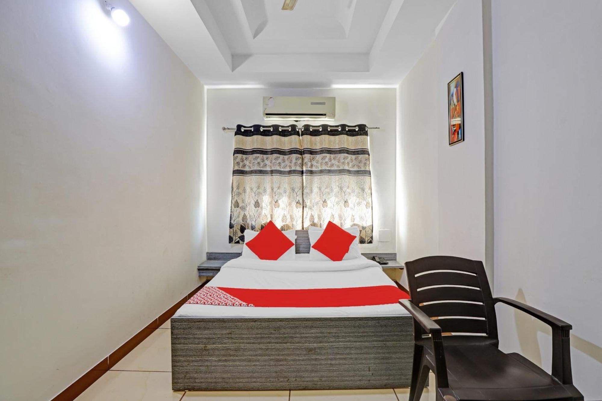 Hotel Velvet Rajkot Esterno foto