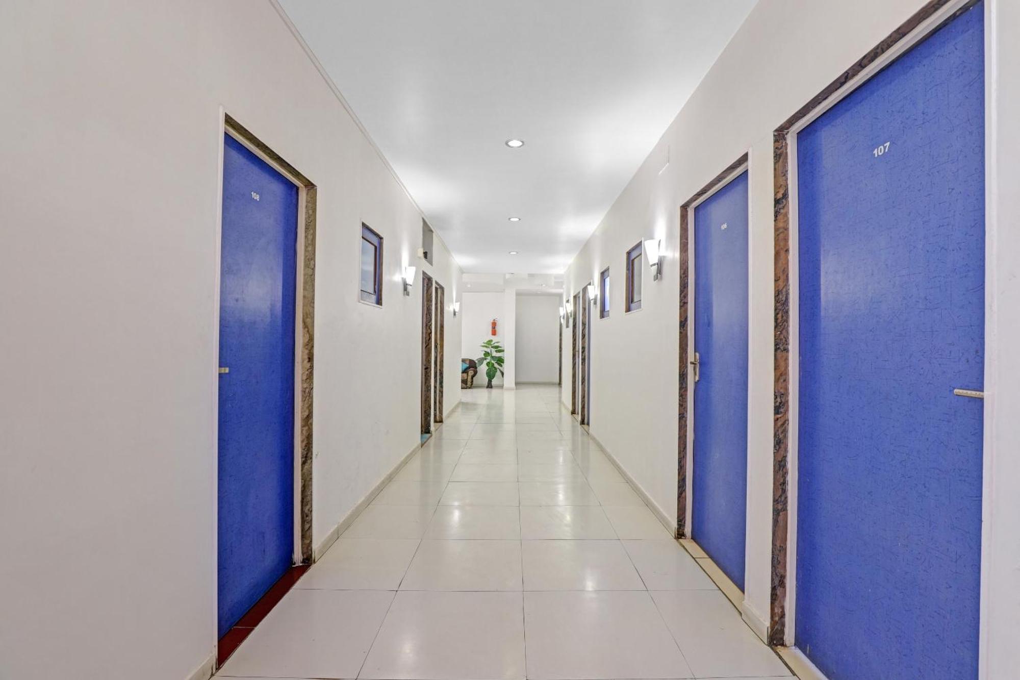 Hotel Velvet Rajkot Esterno foto