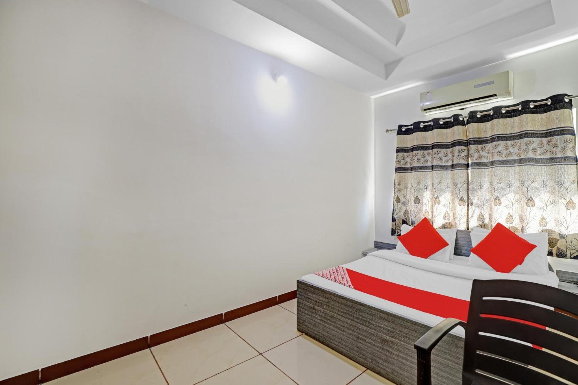 Hotel Velvet Rajkot Esterno foto
